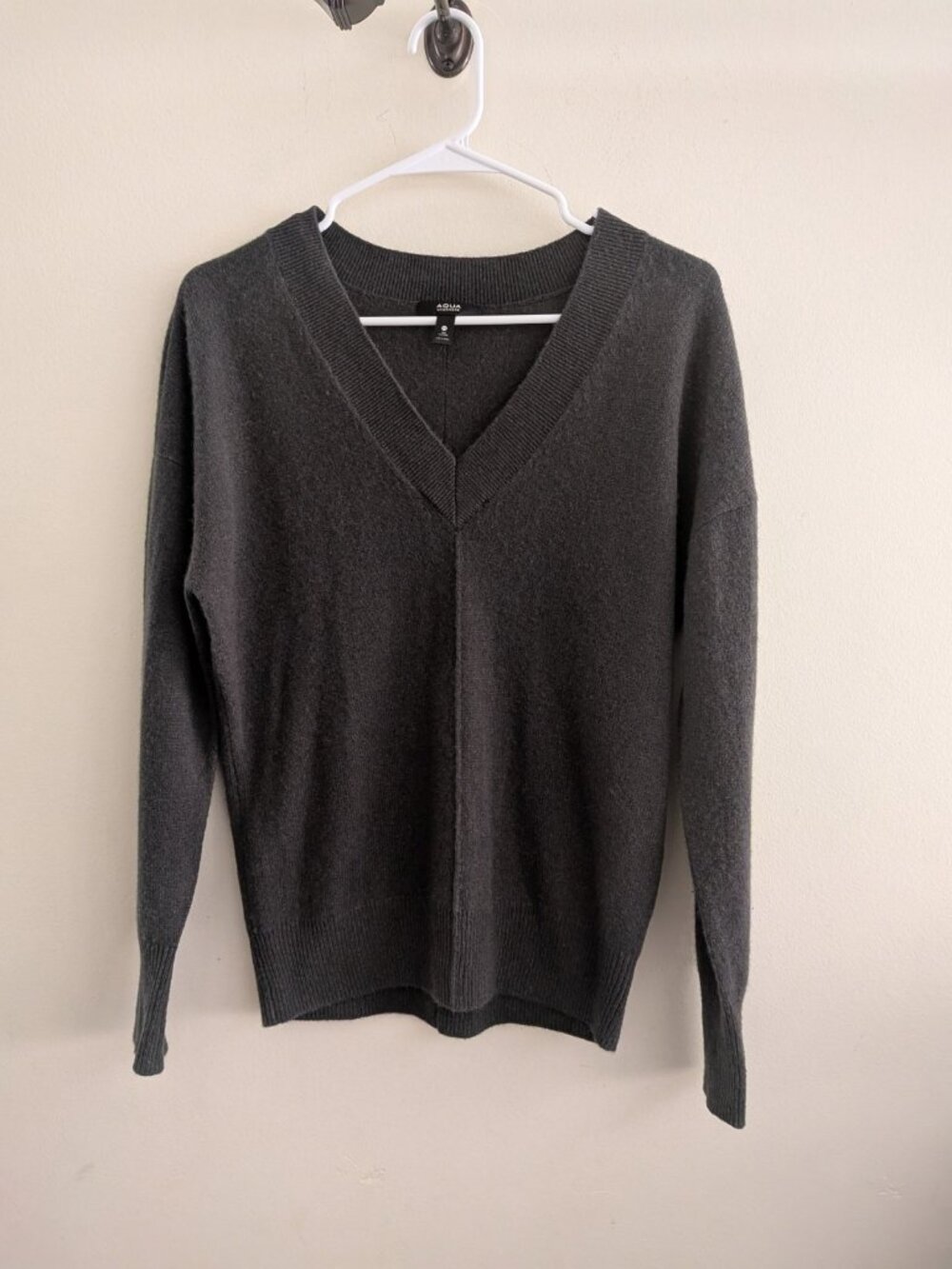 AQUA Cashmere Dark Green V-Neck Sweater Sz XS Long Sleeve Center Seam Pullover